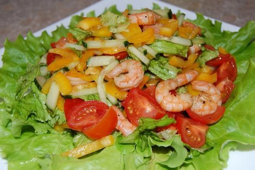 Легкий креветочный салат с овощами