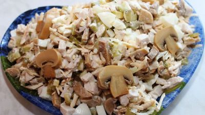 Легкий куриный салат с грибами
