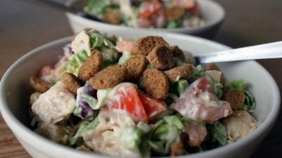 Легкий куриный салат с сыром