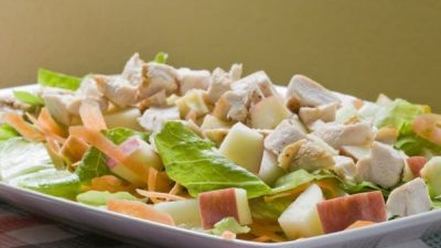 Легкий куриный салат с яблоками
