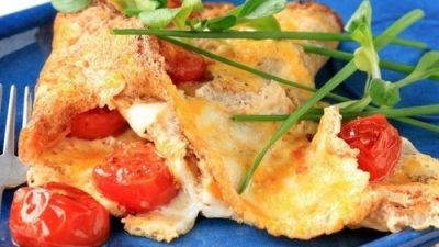 Легкий омлет с обжаренной курицей, помидорами и сыром