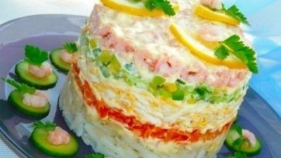 Легкий овощной салат с креветками и авокадо