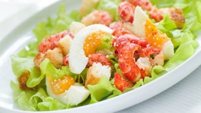 Легкий салат из раков и зелени