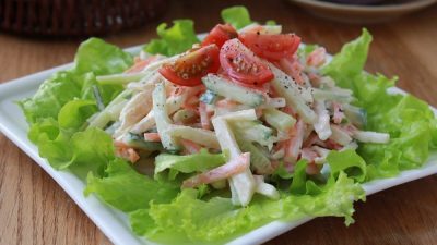 Легкий салат из свежих овощей с яблоком