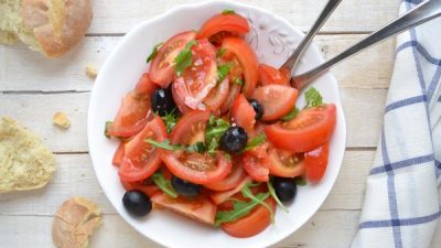 Легкий салат из томатов с оливками