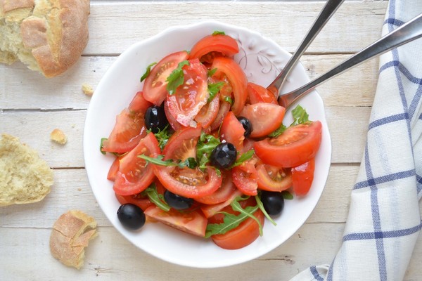 Легкий салат из томатов с оливками