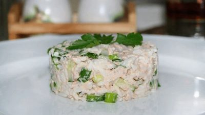Вкусный и питательный салат с соленой красной рыбой и авокадо