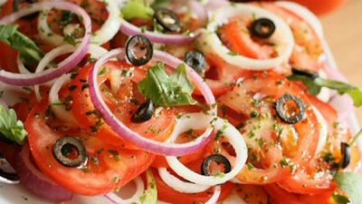 Легкий салат с помидорами, оливками и кинзой