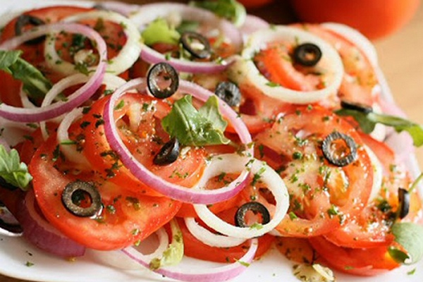 Легкий салат с помидорами, оливками и кинзой