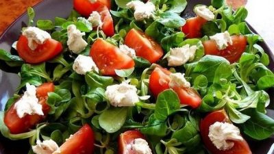 Легкий салат с рукколой, помидорами черри и козьим сыром