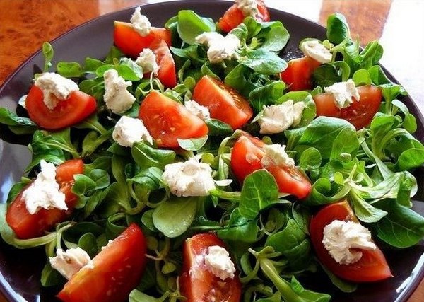 Салат с пикантными помидорами и сыром: рецепт - Лайфхакер