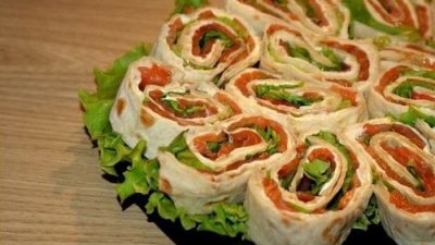 Легкий закусочный рулет с семгой