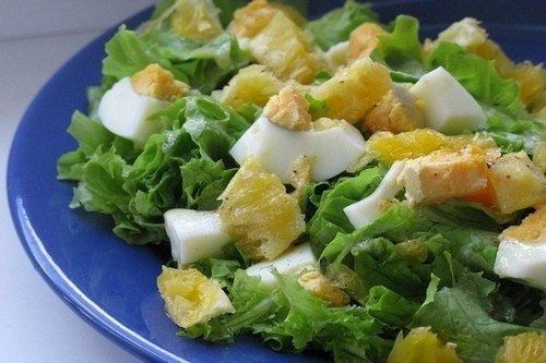 Легкий зеленый салат с апельсином