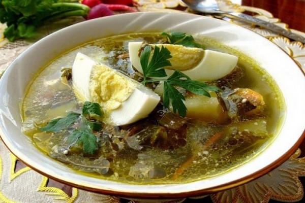 Летний суп со щавелем и шпинатом