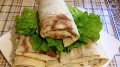 Летняя закуска из жареной курочки в лаваше