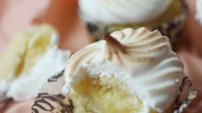 Лимонные капкейки с начинкой и меренгой