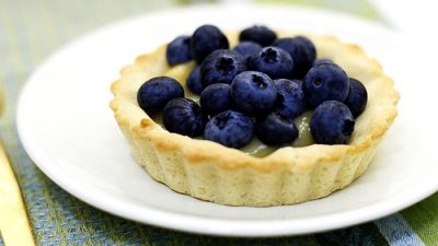 Лимонные корзиночки с черникой и джемом