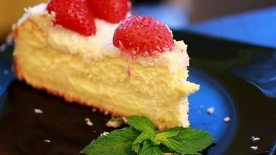 Лимонный чизкейк с клубникой и кокосовой стружкой