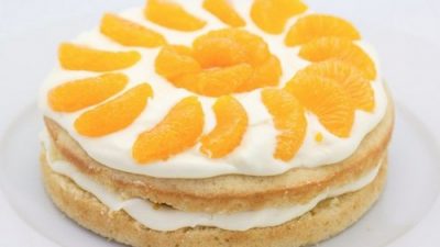 Лимонный торт со взбитыми сливками и мандаринами