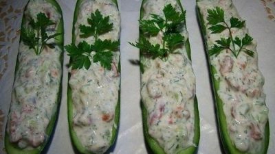 Лодочки из свежих огурцов c творогом и сладким перцем