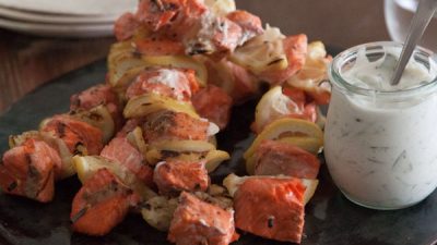 Лосось-гриль с лимоном на шпажках