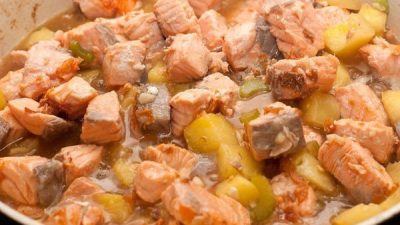 Лосось с ананасами под соусом