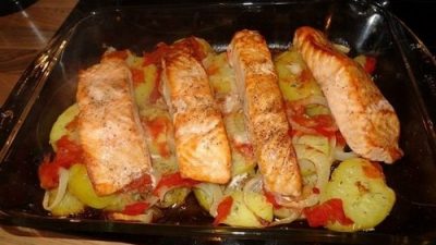 Лосось с картофелем и помидорами черри, запеченный в духовке