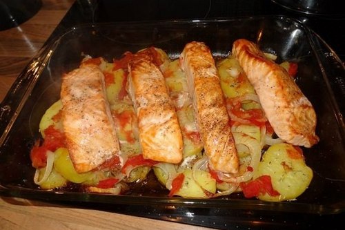 Филе минтая в духовке с помидорами, картофелем и сыром — рецепт с фото пошагово