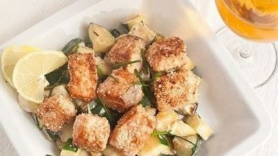 Лосось в кунжуте на овощной подушке