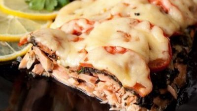 Лосось запеченный с маслинами, помидорами и сыром