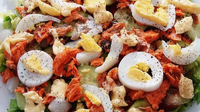 Лососевый салат с помидорами