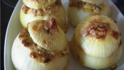 Лук запеченный в сухарях фаршированный чесноком