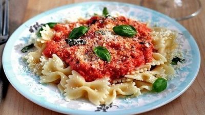 Макароны фарфалле с томатным соусом и сыром фета