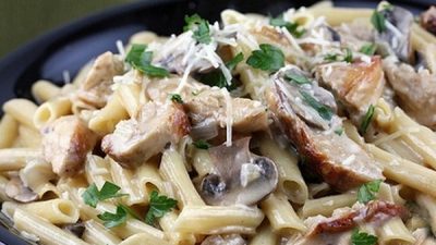 Макароны с грибами и куриным филе