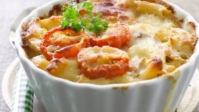 Макароны с помидорами и чесноком под сыром