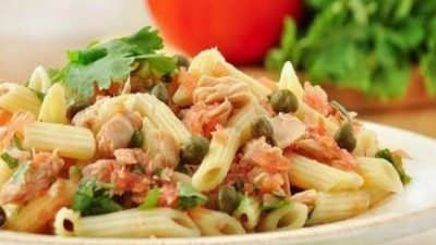 Макароны с тунцом и горошком на сковороде