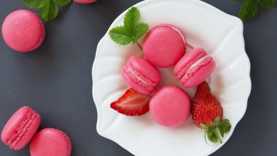 Макаруны «Клубничный дайкири» с миндалем