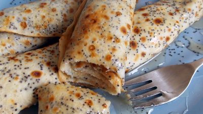 Маковые блинчики с рикоттой и медом