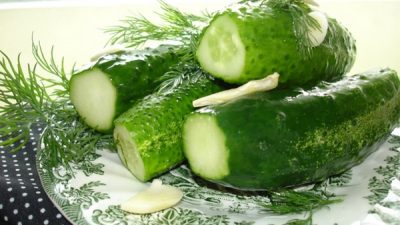 Малосольные огурчики с чесноком в пакете