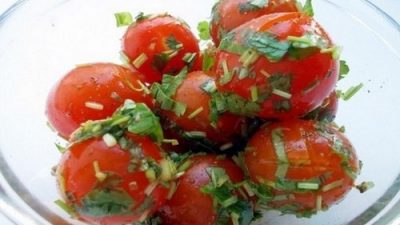 Малосольные помидоры черри с зеленью
