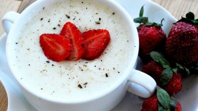 Манная каша на сливках с клубникой