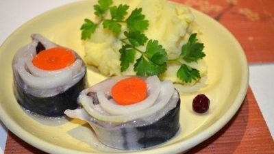 Маринованная пряная скумбрия с луком и морковью