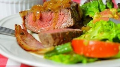 Медальон из говядины с соусом из красного вина и сливок