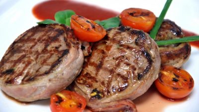 Медальоны из свинины с красным луком и беконом