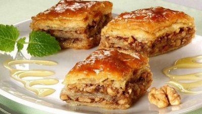 Медовая пахлава с грецкими орехами и миндалем