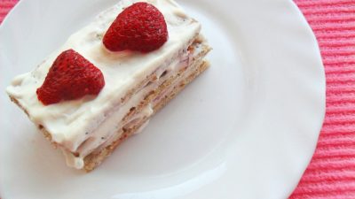 Медовое пирожное с клубникой и сливками