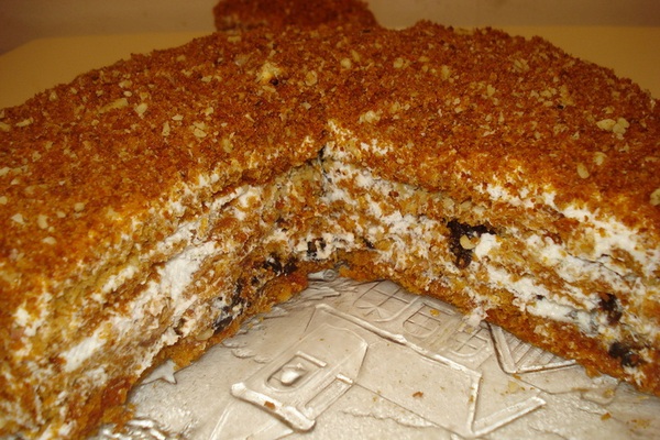 Бисквитный торт с черносливом и грецкими орехами пошаговый рецепт