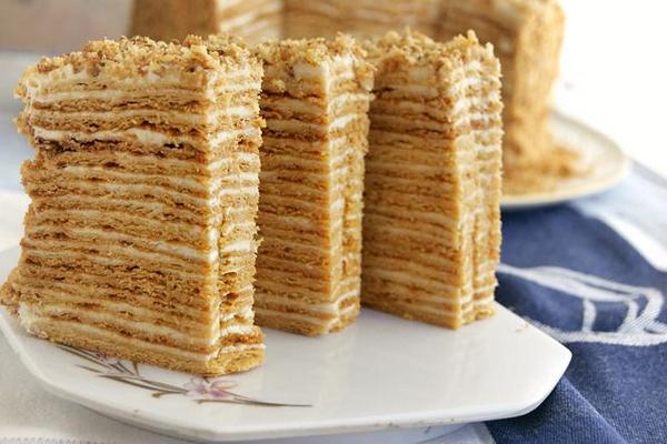 Медовый торт «Пизанская башня»