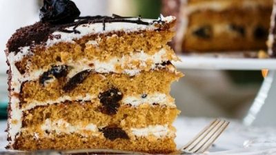 Медовый торт со сметаной и черносливом
