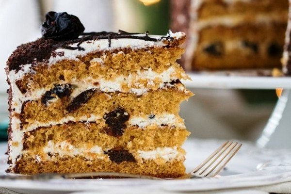 Торт «Медовик» с черносливом — рецепт с фото пошагово